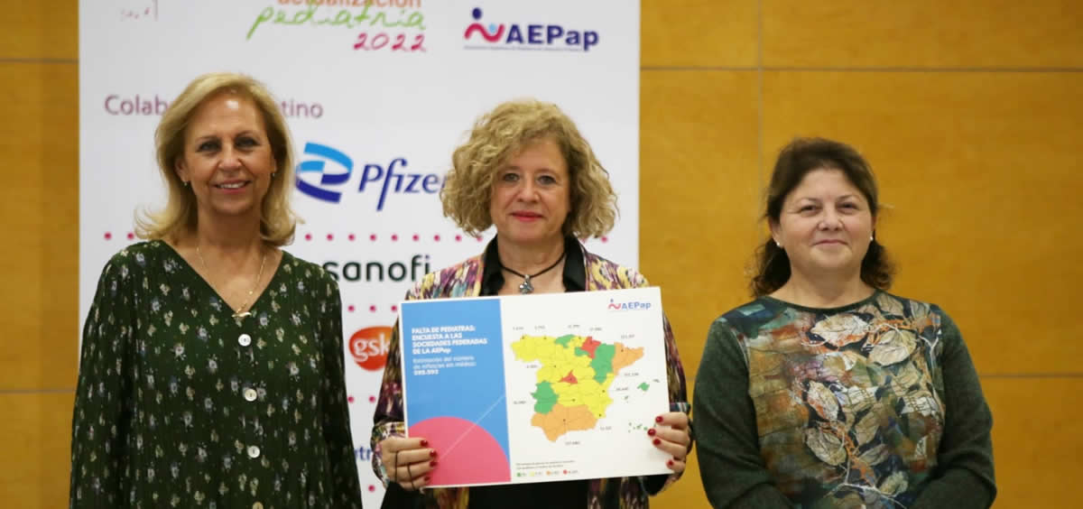La doctora Concepción Sánchez Pina, presidenta de la asociación, en el centro de la imagen (Foto: AEPap)