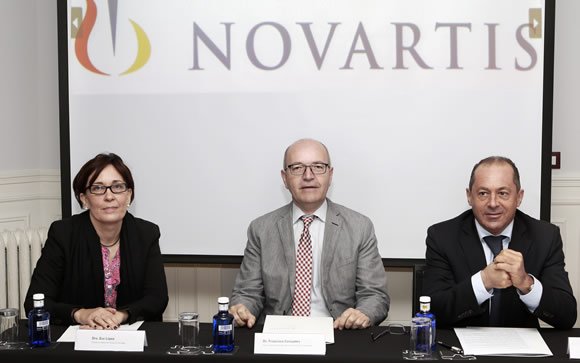 Los doctores Eva López (izqda.) y Francisco Cervantes (centro), durante la presentación.