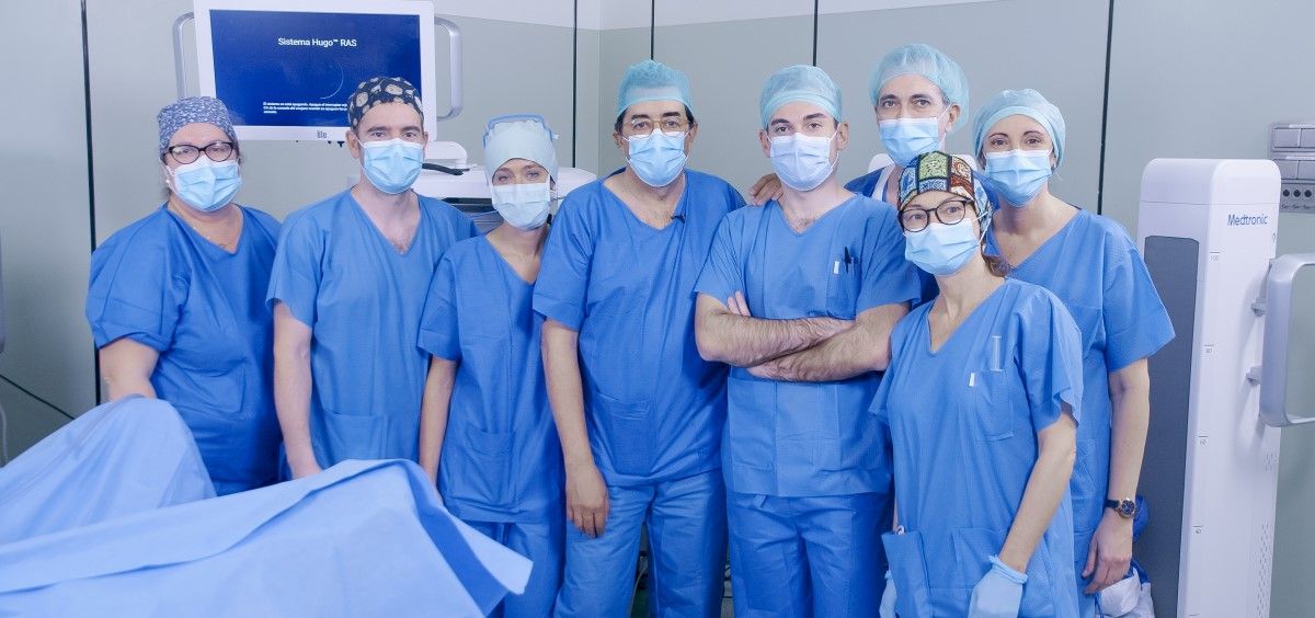 El equipo de quirófano del Dr. Joan Palou junto al robot Hugo. (Foto. Medtronic)