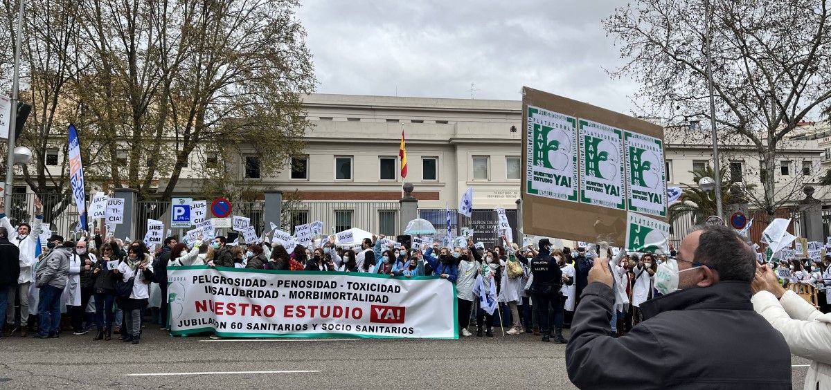 Manifestación de la plataforma JAVISS por la jubilación anticipada de los sanitarios. (Foto. Agustina Uhrig. ConSalud.es)