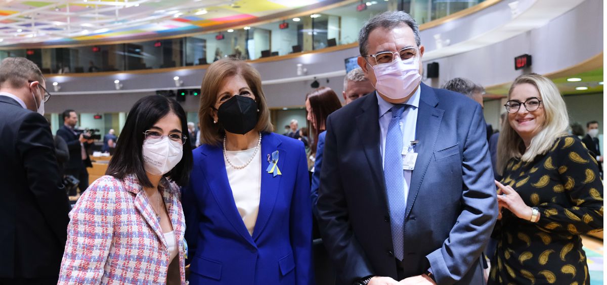 La ministra de Sanidad Carolina Darias, junto al consejero de Sanidad de Castilla La Mancha, Jesús Fernández, y Stella Kyriakides. (Foto: Moncloa)