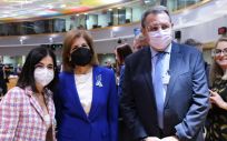 La ministra de Sanidad Carolina Darias, junto al consejero de Sanidad de Castilla La Mancha, Jesús Fernández, y Stella Kyriakides. (Foto: Moncloa)