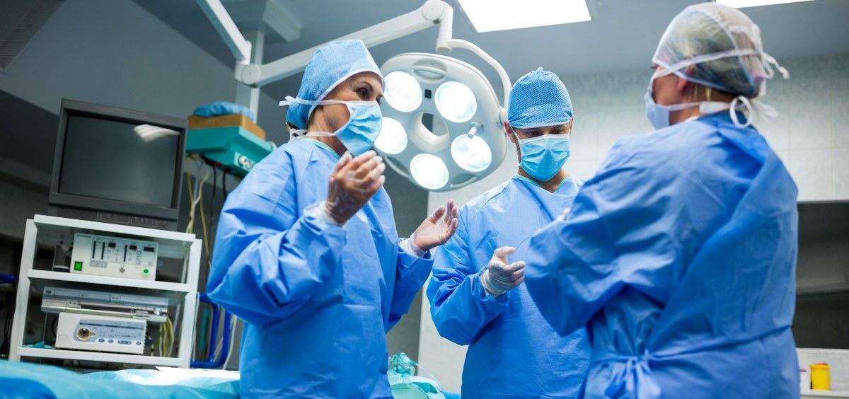 Cirujanos en quirófano (Foto. Freepik)