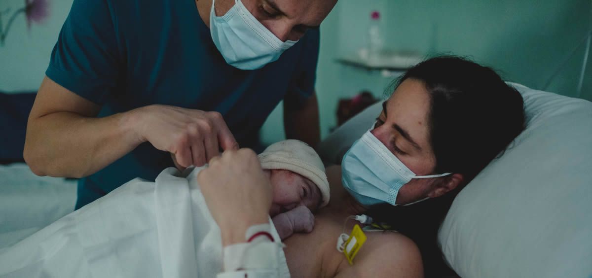 Una pareja abraza a un bebé recien nacido (Foto. Hospital de Torrejón)