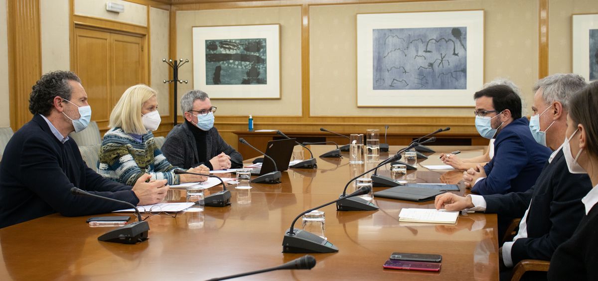 El ministro de Consumo, Alberto Garzón, en su reunión con Save The Children (Foto: M. Consumo)
