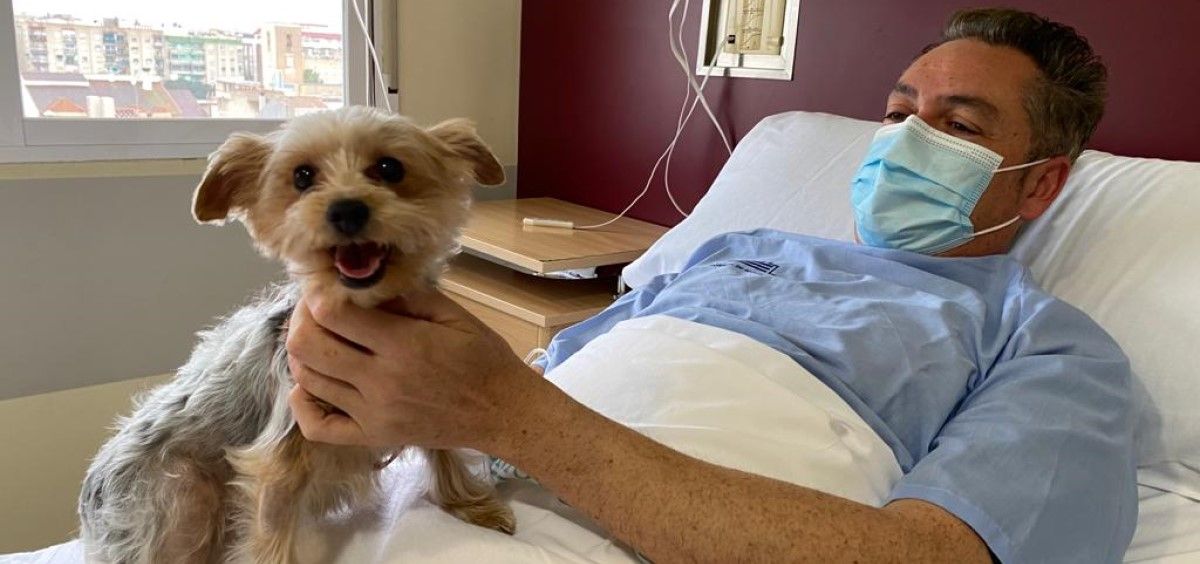 Un paciente con su mascota en el Ribera Hospital de Molina. (Foto. Grupo sanitario Ribera)