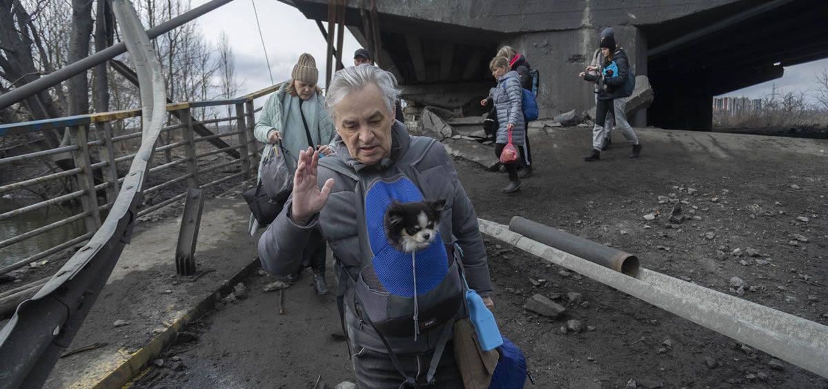 Grupo de personas huye de la ciudad ucraniana de Irpin (Foto.EP)