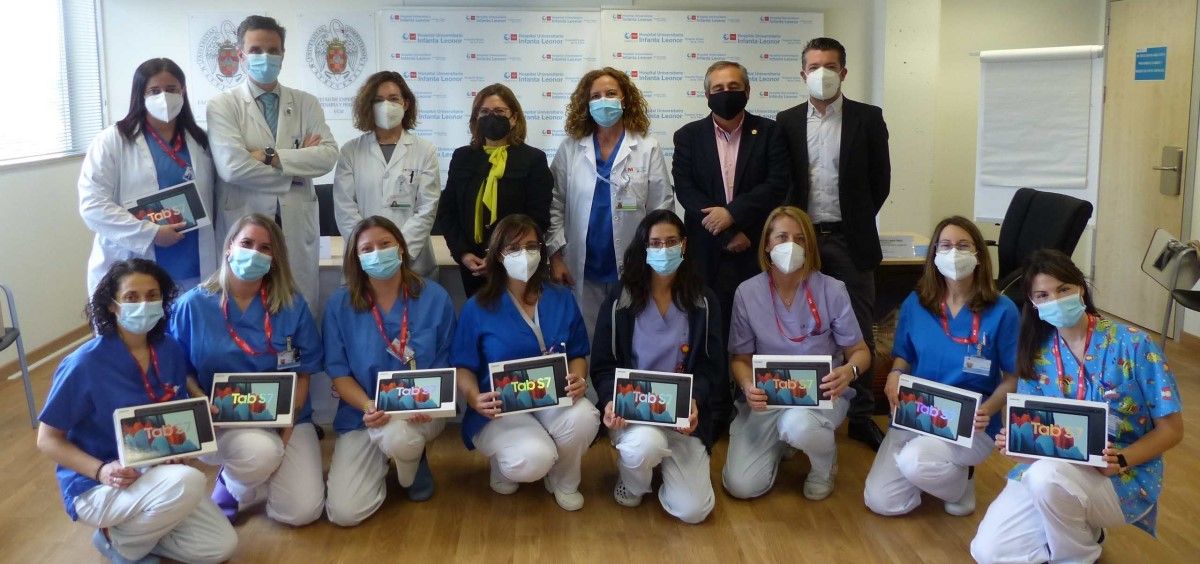 Acto de entrega de material al que han acudido responsables de la UCM y el Hospital Infanta Leonor. (Foto. Hospital Infanta Leonor)