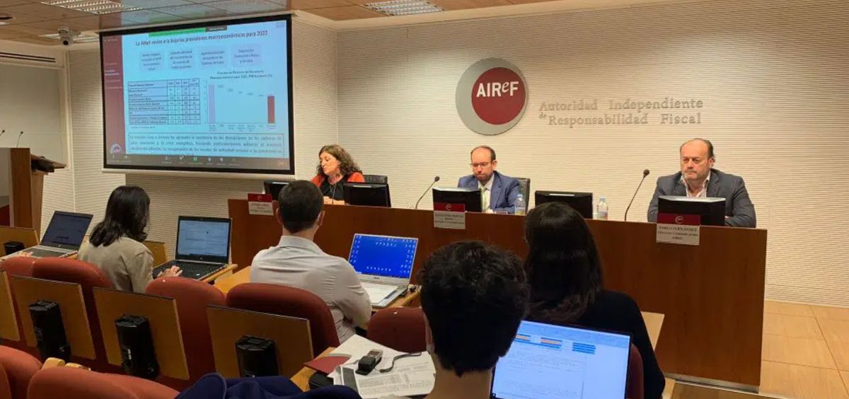 Responsables de la AIReF presentando el informe de previsiones macroeconómicas para 2022 (Foto: AIReF)