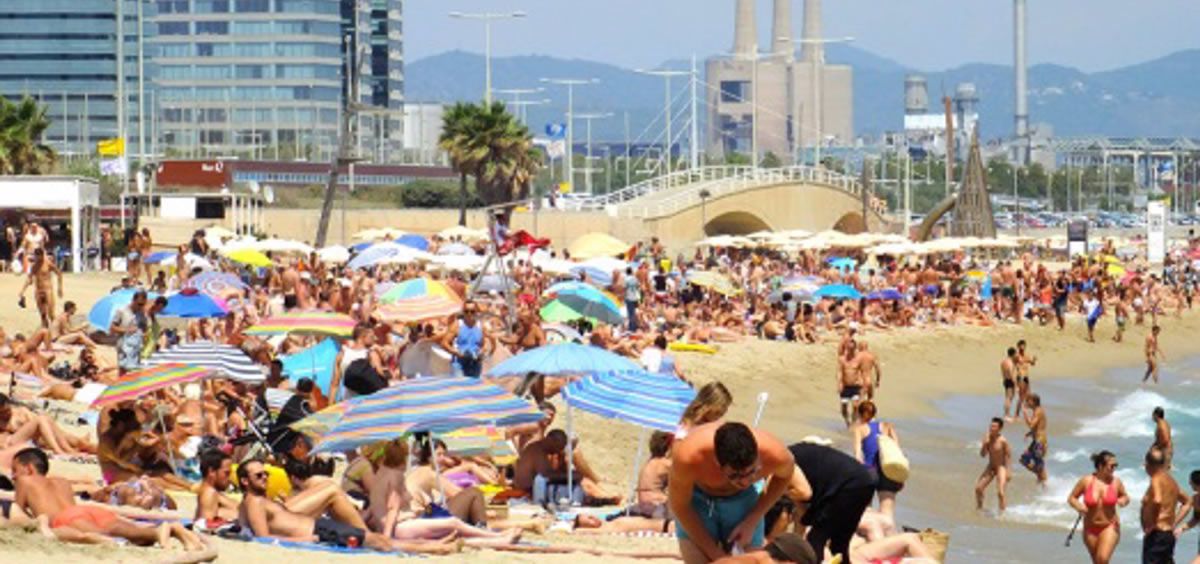 Barcelona prohíbe fumar en sus playas desde julio y multará con hasta 30 euros