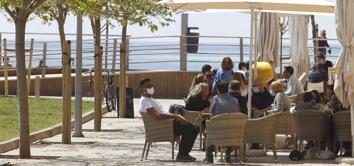 Varias personas en la terraza de un bar en Mallorca (Foto: Isaac Buj - EP)