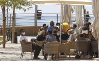 Varias personas en la terraza de un bar en Mallorca (Foto: Isaac Buj - EP)