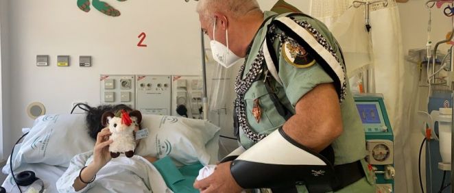 La Legión visita a los niños del Hospital Materno Infantil de Málaga