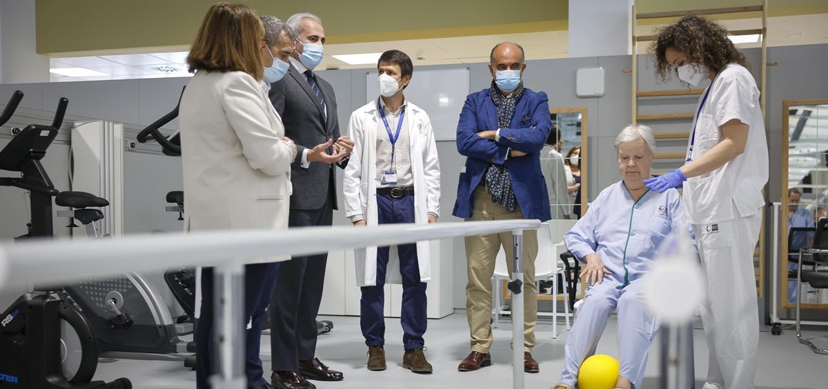 Enrique Ruiz Escudero, consejero de Sanidad de Madrid, visita la Unidad de Rehabilitación Funcional en el Hospital Isabel Zendal (Foto: CAM)