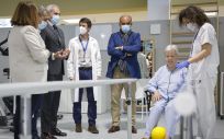 Enrique Ruiz Escudero, consejero de Sanidad de Madrid, visita la Unidad de Rehabilitación Funcional en el Hospital Isabel Zendal (Foto: CAM)