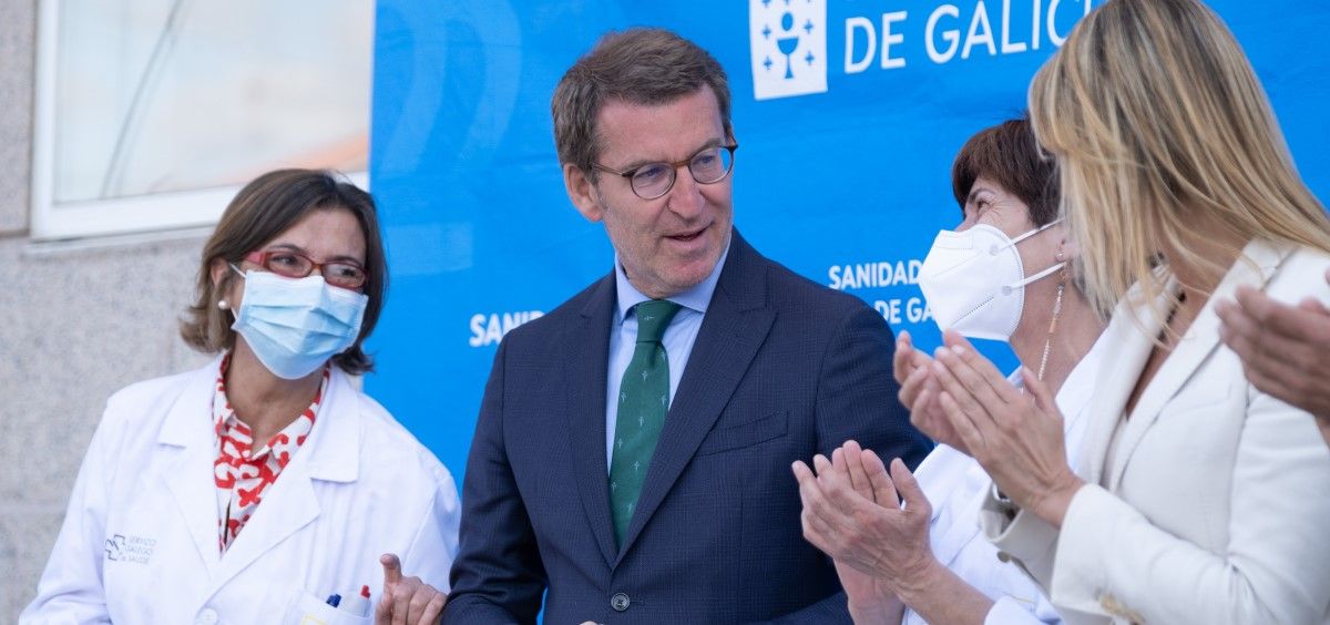 El presidente de la Xunta de Galicia, Alberto Núñez Feijóo, durante su visita al centro de salud PAC de O Porriño, en Pontevedra. (Foto. Xunta de Galicia)