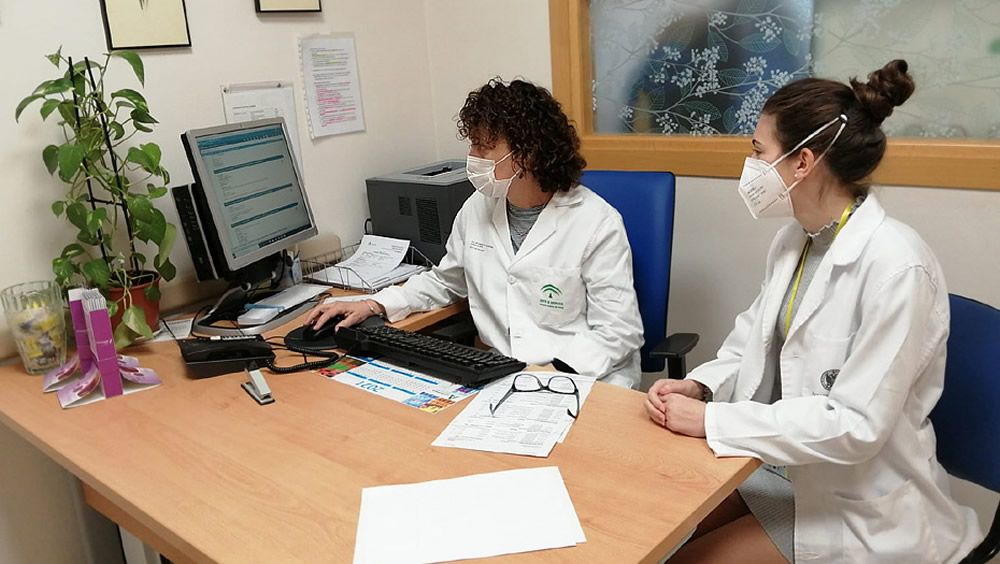 Profesionales sanitarias del SAS en una consulta médica de Atención Primaria (Foto. Junta de Andalucía)