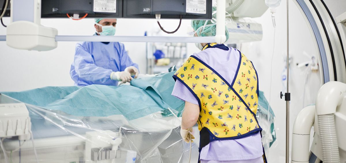 Médicos realizando el cierre percutáneo de orejuelas (Foto: Ribera)