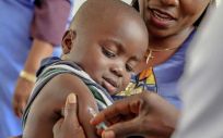 Vacunación de un niño contra el sarampión en República Democrática del Congo (Foto: UNICEF)