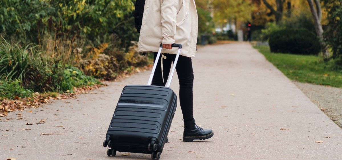 Una joven con una maleta. (Foto. Freepik)
