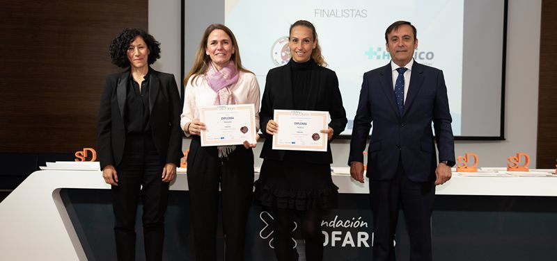 Cristina Sanz y Adriana Arpa recogen los diplomas de APP Salud de los VI Premios de SaluDigital por Nefrodiet y Healico (Foto. Miguel Ángel Escobar Consalud)