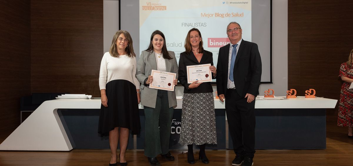 Patricia Gutiérrez y Ana Abadín recogen el diploma Blog de Salud de los VI Premios de SaluDigital (Miguel Ángel Escobar Consalud)