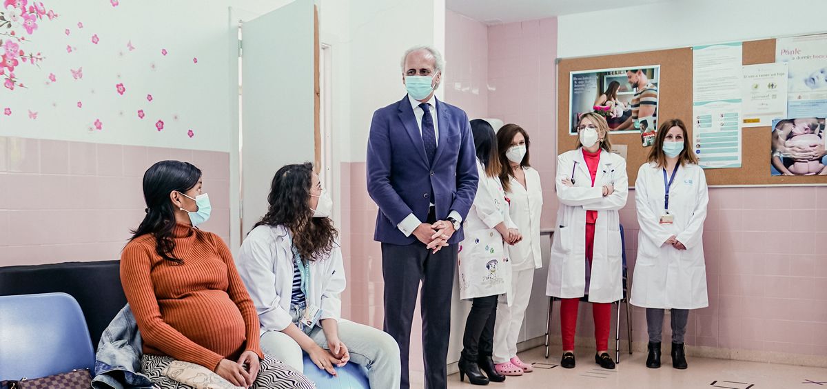 El consejero de Sanidad Enrique Ruiz Escudero, en su visita al Centro de Salud Los Cármenes. (Foto. Comunidad de Madrid)