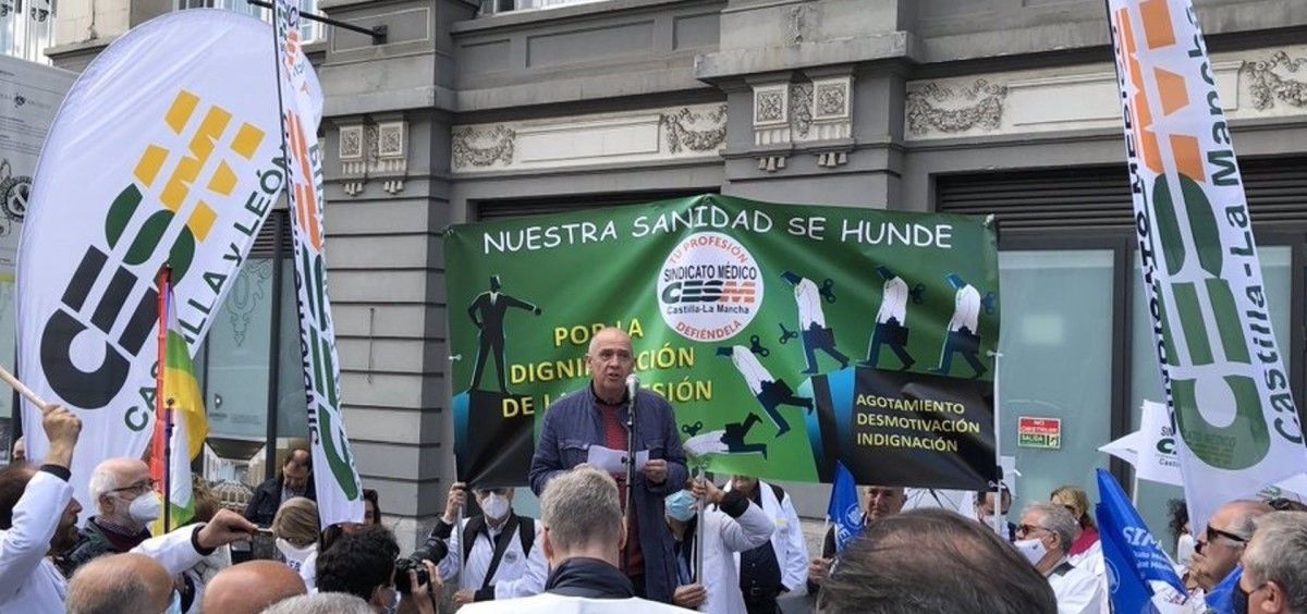 Gabriel del Pozo, secretario general de CESM, en la concentración frente al Congreso del 4 de mayo de 2022. (Foto. CESM)