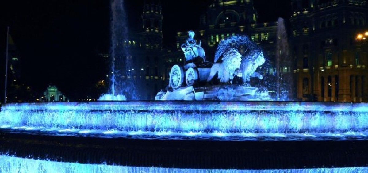 La fuente de Cibeles iluminada de azul. (Foto. Ayuntamiento de Madrid)