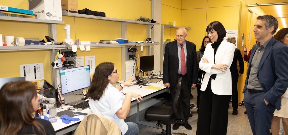 La ministra de Ciencia e Innovación, Diana Morant, en su visita al Instituto de Investigación Josep Carreras (Foto. EP)
