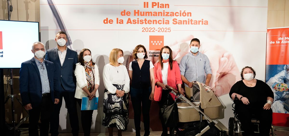 En el centro de la imagen, Isabel Díaz Ayuso, presidenta de la Comunidad de Madrid, en la presentación del II Plan de Humanización Sanitaria (Foto: CAM)