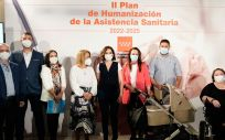 En el centro de la imagen, Isabel Díaz Ayuso, presidenta de la Comunidad de Madrid, en la presentación del II Plan de Humanización Sanitaria (Foto: CAM)