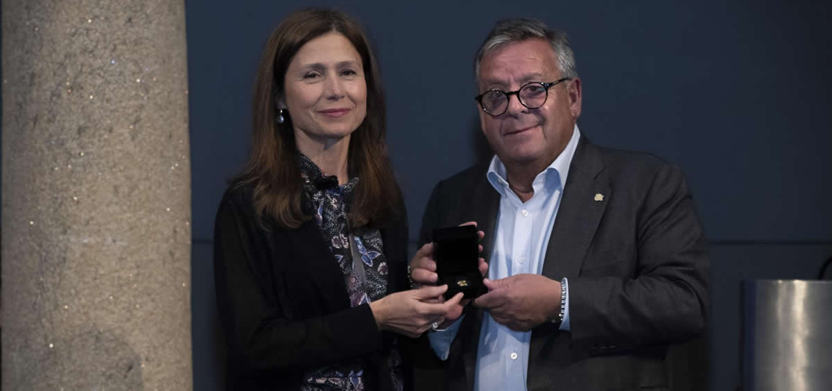 La directora de la AEMPS, Mª Jesús Lamas, recibe la Insignia de Oro en el Encontro Mundial de Médicos Galegos organizado por Asomega (Foto: Asomega)