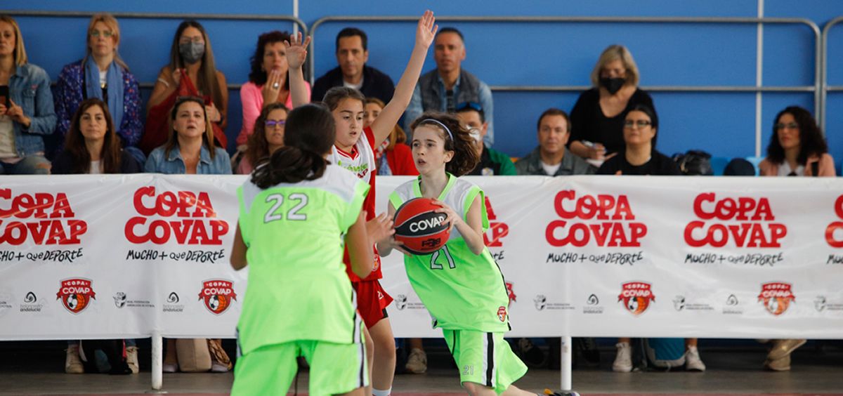 Niñas jugando al baloncesto en la 9º copa COVAP (FOTO: COVAP)