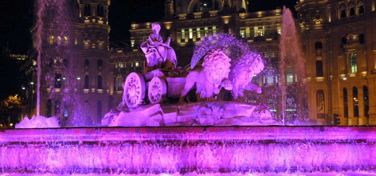 La Cibeles se ilumina de morado por el Día Mundial del Lupus. (Foto. Ayuntamiento de Madrid)