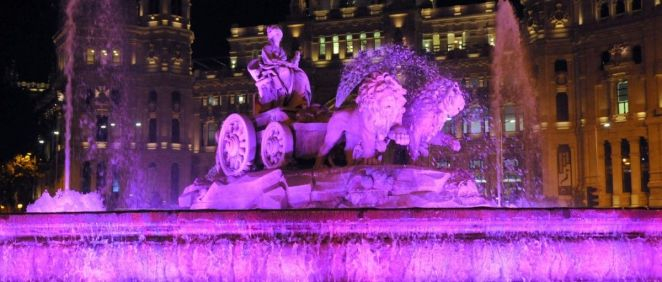 La Cibeles se ilumina de morado por el Día Mundial del Lupus. (Foto. Ayuntamiento de Madrid)