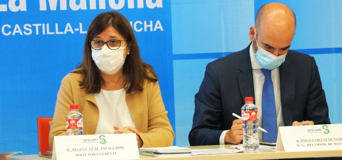 Regina Leal, directora gerente del Sescam, e Íñigo Cortázar, director general de Recursos Humanos. (Foto. Gobierno de Castilla La Mancha)
