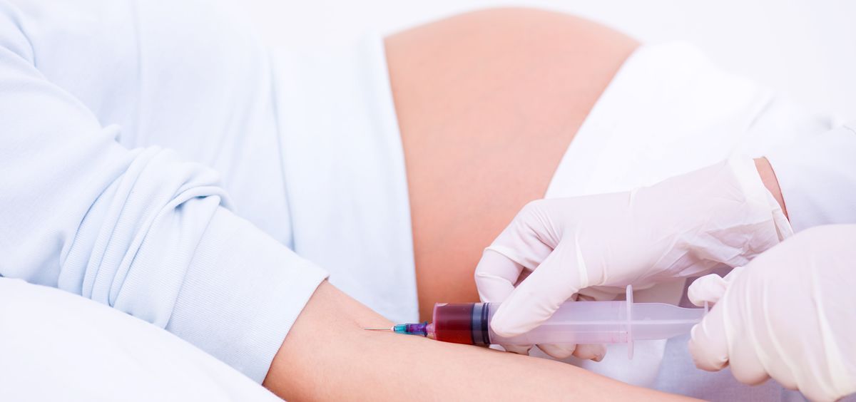 Una doctora realiza un análisis de sangre a una mujer embarazada (Foto. Freepik)