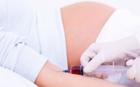 Una doctora realiza un análisis de sangre a una mujer embarazada (Foto. Freepik)