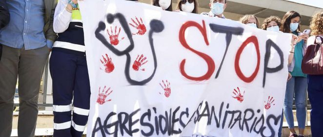 Varias personas con una pancarta que reza 'Stop Agresiones a Sanitarios' se manifiestan en el centro de Salud Los Castros (Foto: César Ortiz EP)