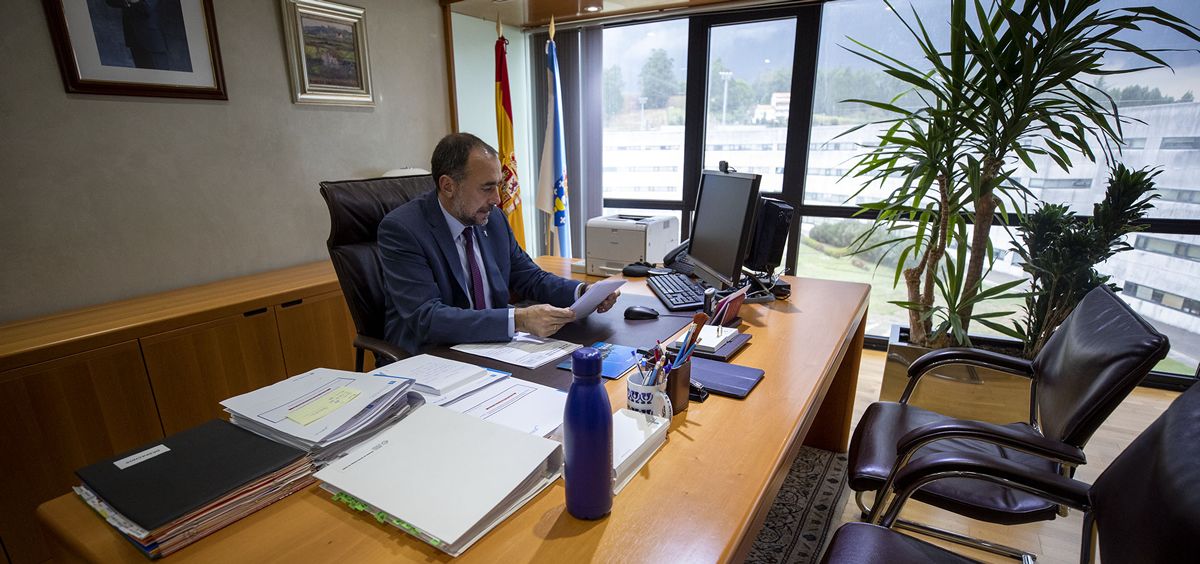 El consejero de Sanidad de Galicia, Julio García Comesaña, en su despacho (Foto Xunta)
