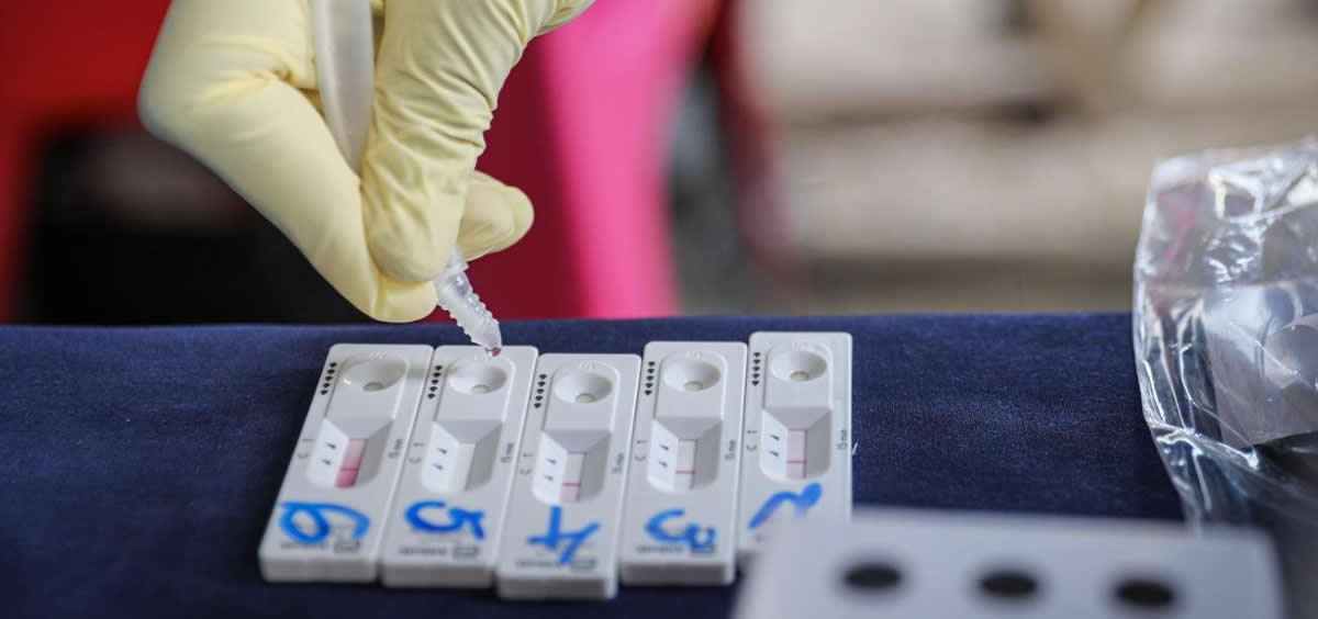 Profesional sanitario realizando test de antígenos en Sudáfrica ante el incremento de los casos (Foto. WHO Africa Region)