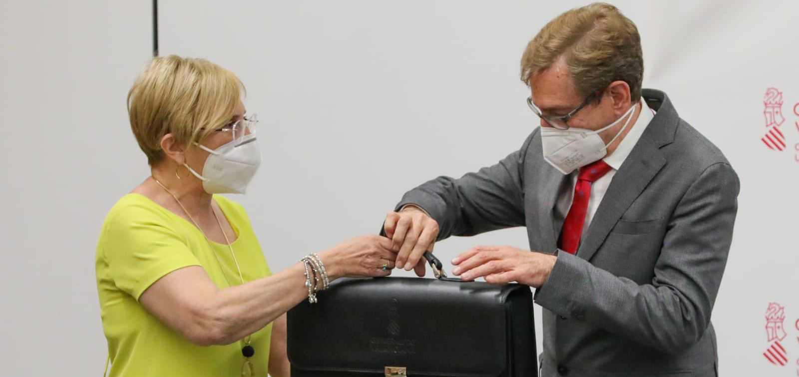 Miguel Mínguez recibe la cartera de la Consejería de Sanidad Universal y Salud Pública de manos de Ana Barceló (Foto: GVA)