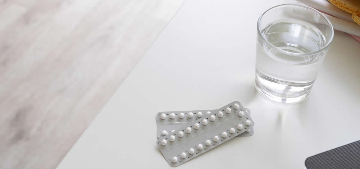 Pildoras anticonceptivas y un vaso de agua (Foto. Freepik)