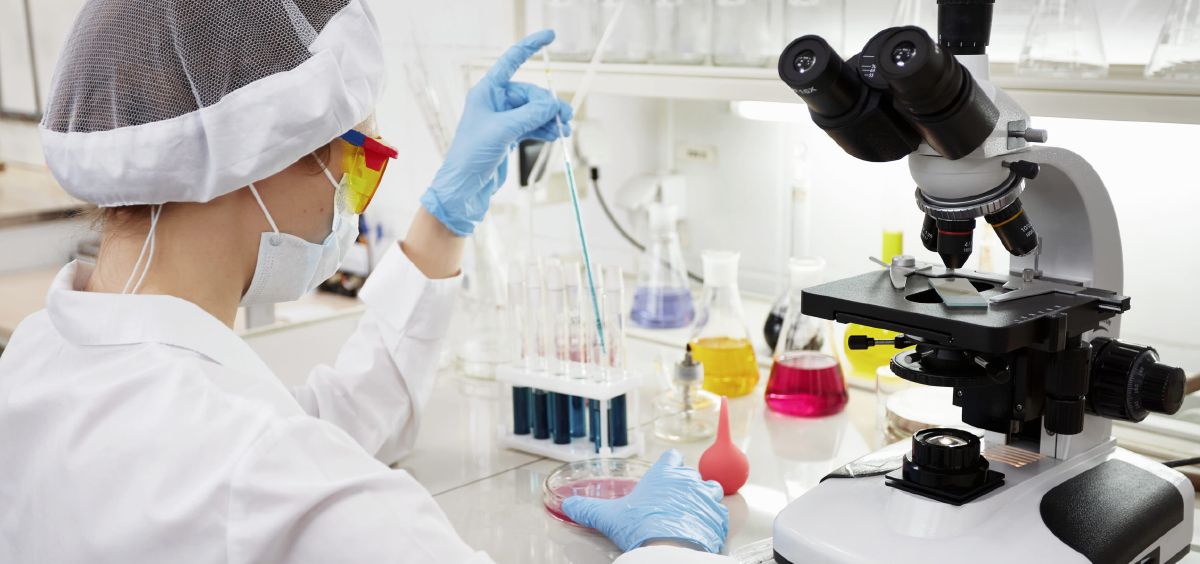 Científica analizando muestras en un laboratorio (Foto. Freepik)