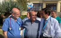 Francisco Camacho con los médicos tras salir del Hospital Regional Universitario de Málaga. (Foto. Junta de Andalucía)