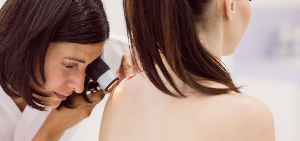 Una dermatóloga examina a una mujer por sospecha de cáncer de piel (Foto. Freepik)