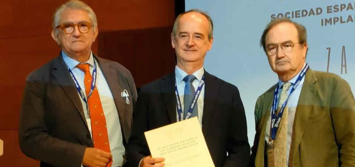 El doctor Javier Mendicute recoge su premio en el Congreso de la SECOIR