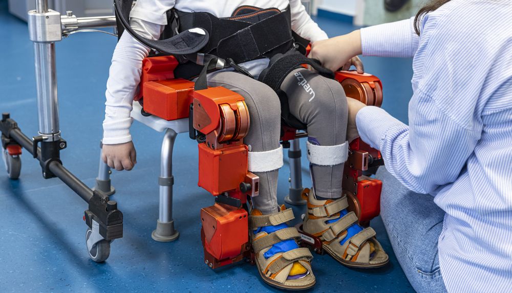 Un niño haciendo uso del exoesqueleto pediátrico (Foto Oficina Europea de Patentes   Amador Toril Díaz)