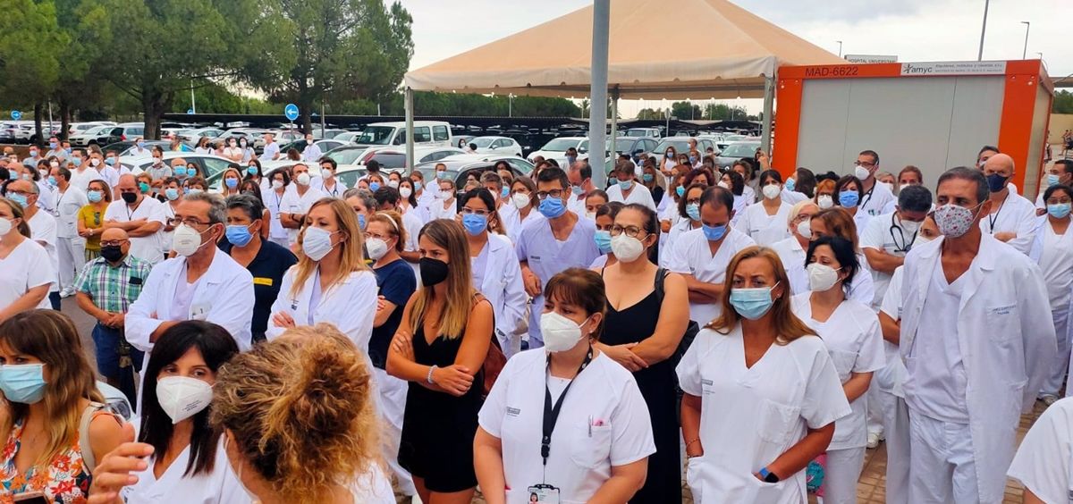 Concentración ante el Hospital de La Plana en apoyo al personal del centro (Foto. EP)